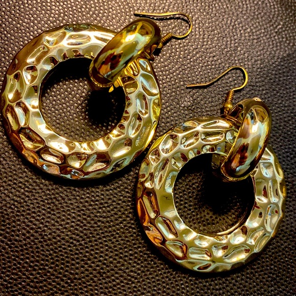 Dangling Acrylic circle chased Gold tone pierced Earrings - Picture 3 of 6